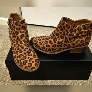 Old Navy | Leopard print booties | Size 6